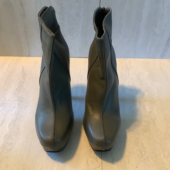 Restricted Women's Gray Leather Back Zipper Platform High Heeled Ankle Boots 8.5 - Picture 2 of 12